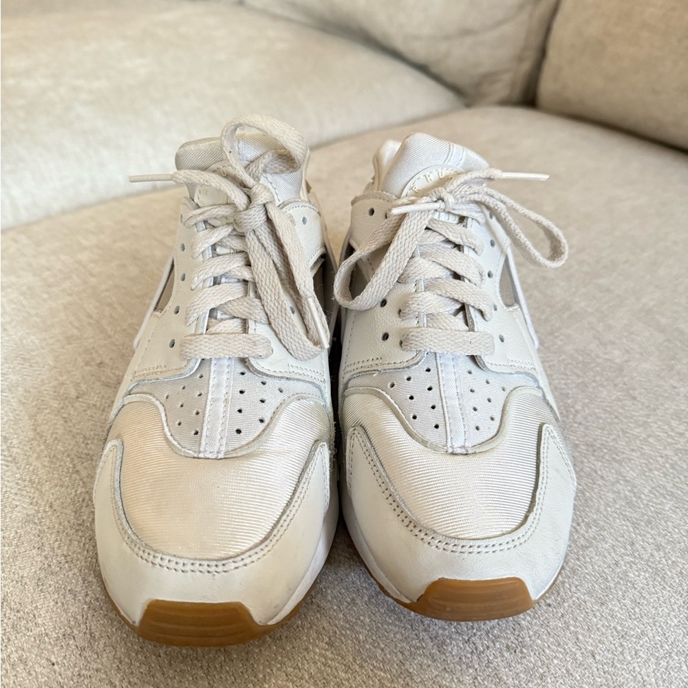 Nike Air Huarache Women's Sneakers Size 7 (runs small, better for 6!)